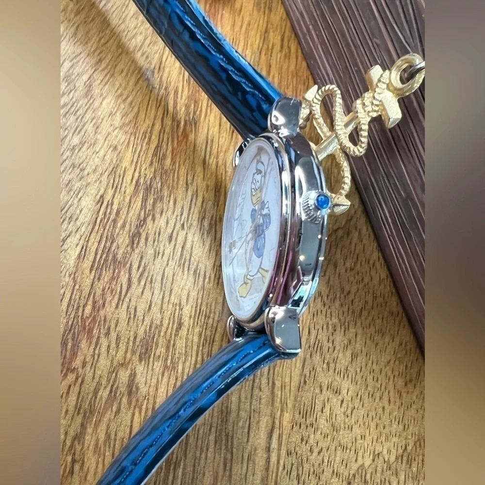 T20. Donald Duck Figure Character Study Watch Collection Made of Ceramic